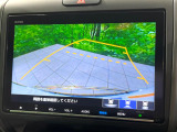 【バックカメラ】駐車時に後方がリアルタイム映像で確認できます。大型商業施設や立体駐車場での駐車時や、夜間のバック時に大活躍!運転スキルに関わらず、今や必須となった装備のひとつです!