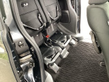 狭い駐車場でも、スライドドアならチャイルドシートへのお子さまの乗降や荷物の積載もスムーズ。