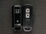 スマートキーを装備しています。鍵を差し込むことなくドアロックの開け閉めと、スタートボタン操作でのエンジンスタートができます。スペアキーも同じものを用意しております。