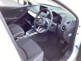 ドライバーの運転姿勢と快適性を追求したマツダのシートづくり。骨盤を安定させることで、ドライバーの自然な動きをサポートし、疲れにくいシートを実現しています。