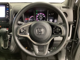 ハンドルにHondaセンシング系のクルーズコントロールやレーンキープアシストなどのスイッチと、オーディオの操作スイッチが装備されています。ハンドルから手を離さず安全に操作できます。