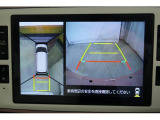 車輌前後左右に搭載した4つのカメラにより、クルマの真上から見ているような映像を表示。運転席から確認しにくい車両周囲の状況を把握できます。