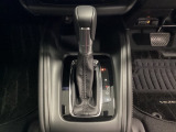 「e:HEV」は、モーター走行を中心にしながら電気エネルギーやエンジン動力を最も効率よく使い分けることができる賢いハイブリッドシステムです。サイドブレーキはスイッチ操作の電子制御パーキングブレーキです