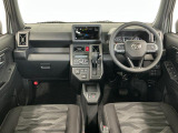 【インパネ】運転のしやすさを最優先に設計された見晴らしの良いフロントビュー。車両間隔が掴みやすく狭い道でも安心♪「安全」と「品質」を最優先に、安心してお乗りいただけるクルマを提供いたします。