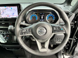 上質で滑りにくく手に馴染み運転しやすい本革ステアリング。
