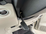 ハンドルの位置を微調整することができます!写真のレバーを下げるだけで簡単に動かすことができるので、ご自身が疲れにくいポジションに合わせられて便利ですよ。