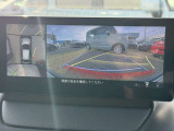 車両の前後左右にある4つのカメラを合成することで、まるでご自身のクルマを空から見ているような俯瞰での映像を映し出してくれます。バック時ももちろんのこと、前進時に視界の悪い交差点でも役に立ちますね。