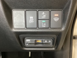 Hondaセンシング用の、VSA(ABS+TCS+横滑り抑制)解除と路外逸脱抑制機能などのオンオフスイッチはハンドルの右側に装備。その下にETCがついています。高速道路の料金所の通過も楽々です。