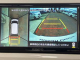 バックに入れるとアラウンドビューモニターが映ります。まるで車を真上から映したような映像で、前後左右の感覚が分かります♪車庫入れや駐車時に大活躍の機能です。