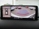 見えない部分の危険察知をサポートする360&deg;ビューモニター+フロントパーキングセンサーです。車両の前後左右にある4つのカメラを活用し、センターディスプレイの表示や各種警報音で定速走行時や駐車時に車両周