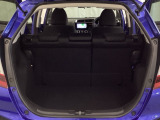 ラゲッジも広く使いやすいトランクは、開口部も広く荷物の積み下ろしもしやすいお車となっております。リアシートの背もたれは6:4の割合で分割して可倒できるので、長いお荷物などを載せることもできます。