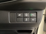 Hondaセンシング用の、VSA(ABS+TCS+横滑り抑制)解除と路外逸脱抑制機能のオンオフスイッチなどはハンドルの右側に装備しています。