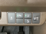 ハンドルの右側にはヘットライトリベライザーとHondaセンシング用のメインスイッチがついています。ヘッドライトリベライザーは道路状況や積荷の加重に応じてライトの高さを調節できます。