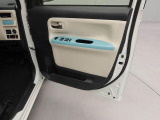 ドアポケットにはペットボトルが入るよう工夫されております。