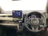 車内は光触媒抗菌消臭施工済です。スタイリッシュなデザインで暖かみのあるインパネ周りを演出します。グローブボックスやカップホルダーのほかにトレーなどたくさんの収納スペースが装備されています。