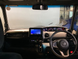 フロントガラスが大きく、ワイドな視界で運転もしやすくなるように設定されています。