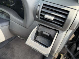 運転席専用のドリンクホルダー。使わない時は収納可能です。