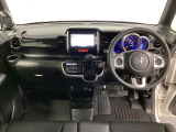 車内は光触媒抗菌消臭施工済です。インパネ周りはスタイリッシュなデザインで機能や装備も充実しています。グローブボックスやカップホルダーのほかにトレーなどたくさんの収納スペースが付いています。