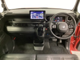 車内は光触媒抗菌消臭施工済です。スタイリッシュなデザインでスポーティなインパネ周りを演出します。グローブボックスやカップホルダーのほかにトレーなどたくさんの収納スペースが付いています。