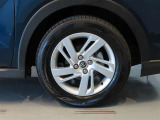 純正のアルミホイール装着車です。タイヤサイズは195/65R16です。