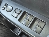 各席のパワーウインドウを手元で操作可能。使い勝手の良い設計です。
