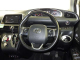 運転席まわりです。 各操作スイッチは使いやすい位置に配置されてます。