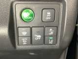 Hondaセンシング用の、VSA(ABS+TCS+横滑り抑制)解除と路外逸脱抑制機能のオンオフスイッチなどはハンドルの右側に装備しています。燃費に役立つECONボタンもここです。