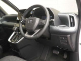 見通しのよいすっきりとした視界で、誰でも運転しやすいです。運転のしやすさは疲れにくさにも繋がります高いホールド性で運転姿勢が安定します。長距離ドライブでも疲れにくいのが魅力です!