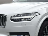 北欧流のラグジュアリーを体現したXC90。伝統的なスカンジナビアン・デザインを継承しながら、躍動感にあふれ優雅な雰囲気を身にまとう、新しい潮流を具現化したスタイリングです。