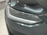 LEDヘッドライトは、点灯の瞬間から最大光量を発揮し、突然暗くなるトンネルなどでの安定感を高めます。