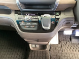 足元スッキリ、インパネシフトです。パーキングブレーキはフットブレーキタイプなので、運転席と助手席の間がスッキリしています。