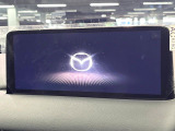 【10.25インチマツダコネクト】車内の雰囲気にマッチした大型ディスプレイ。スマホ接続でのナビ使用やBluetooth再生等、様々な機能が楽しめます。直感的なダイヤル操作が可能で、使い勝手も良好です。