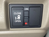左側電動スライドドアは運転席からでも操作ができるように、ハンドル付近に開閉の操作スイッチが付いています。