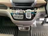 足元スッキリ、インパネシフトです。パーキングブレーキはフットブレーキタイプなので、運転席と助手席の間がスッキリしています。