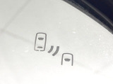 【ブラインドスポットモニター】走行中、ドアミラーの死角になりやすい箇所に後続車が接近するとサイドミラーのレンズに警告を表示!ドライバーに注意喚起をしてくれます。