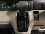 CVT車のセレクトレバーです。低速から高速まで、変速ショックのないスムーズな走りと、エンジン効率のよい領域を維持して燃費にも貢献します。サイドブレーキはスイッチ操作の電子制御パーキングブレーキです。