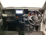 車内は光触媒抗菌消臭施工済です。インパネ周りはスタイリッシュなデザインです。グローブボックスやカップホルダーのほかにトレーなどたくさんの収納スペースが付いています。