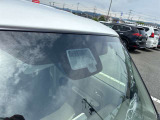 【スズキ】デュアルセンサーブレーキは、前方の車両や歩行者を2種類のセンサーで検知し、衝突の危険がある場合にブレーキを作動。事故リスクを軽減し、安全な運転をサポートします。