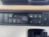 【オートエアコン】一度お好みの温度に設定すれば、車内の温度を検知し風量や温度を自動で調整。暑い&hellip;寒い&hellip;と何度もスイッチ操作をする必要はありません。快適な車内空間には必須の機能ですね♪