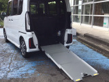車いすの積載に便利なスロープ付です