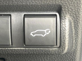 【パワーバックドア】スマートキーや運転席のボタンを押すだけでリアゲートが自動で開閉します!荷物を持っている時や、高い位置にあるバックドアを閉める際に便利な機能です♪