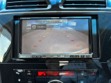 後方の視界をクリアに映し出し、毎日の駐車をスムーズにサポート。見えにくい障害物の確認をアシストし、狭い場所でも落ち着いて安全運転が行えます。