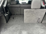 後席を全て倒して、荷物専用のスペースにした状態です。これなら長いものも積めますし、ご旅行や趣味に活用できますね。