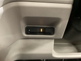 ハンドルの左下にETCがついています。高速道路の料金所の通過も楽々です。 カードの取り出しもしやすい場所についています。