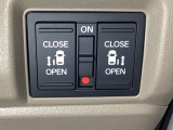 リアドアは乗り降りに便利な両側電動スライドドアです。また運転席に座っていながらスイッチ操作で自在にスライドドアを開け閉めできます。