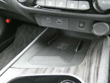 ワイヤレス充電器、USB電源ソケットがついています。