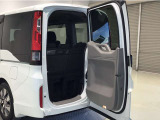 【わくわくゲート】タテはもちろんヨコにも開き、ちょっとした荷物を積む時にもとても便利♪人やペットの乗り降りもスムーズにできます♪