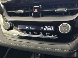 ★エアコンはオートタイプが装着済みです!オートモードにしておけば、車内温度を設定するだけで風の料や吹き出し口の切り替えを機械が行ってくれます!一年中快適な環境を作れますよ♪
