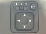 【電動格納ミラー】運転席のスイッチで、ドアミラーの開閉や角度の調整ができます。