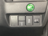 ハンドルの右側にはヘットライトリベライザーとVSA(ABS+TCS+横滑り抑制)の解除スイッチがついています。ヘッドライトリベライザーは道路状況や積荷の加重に応じてライトの高さを調節できます。